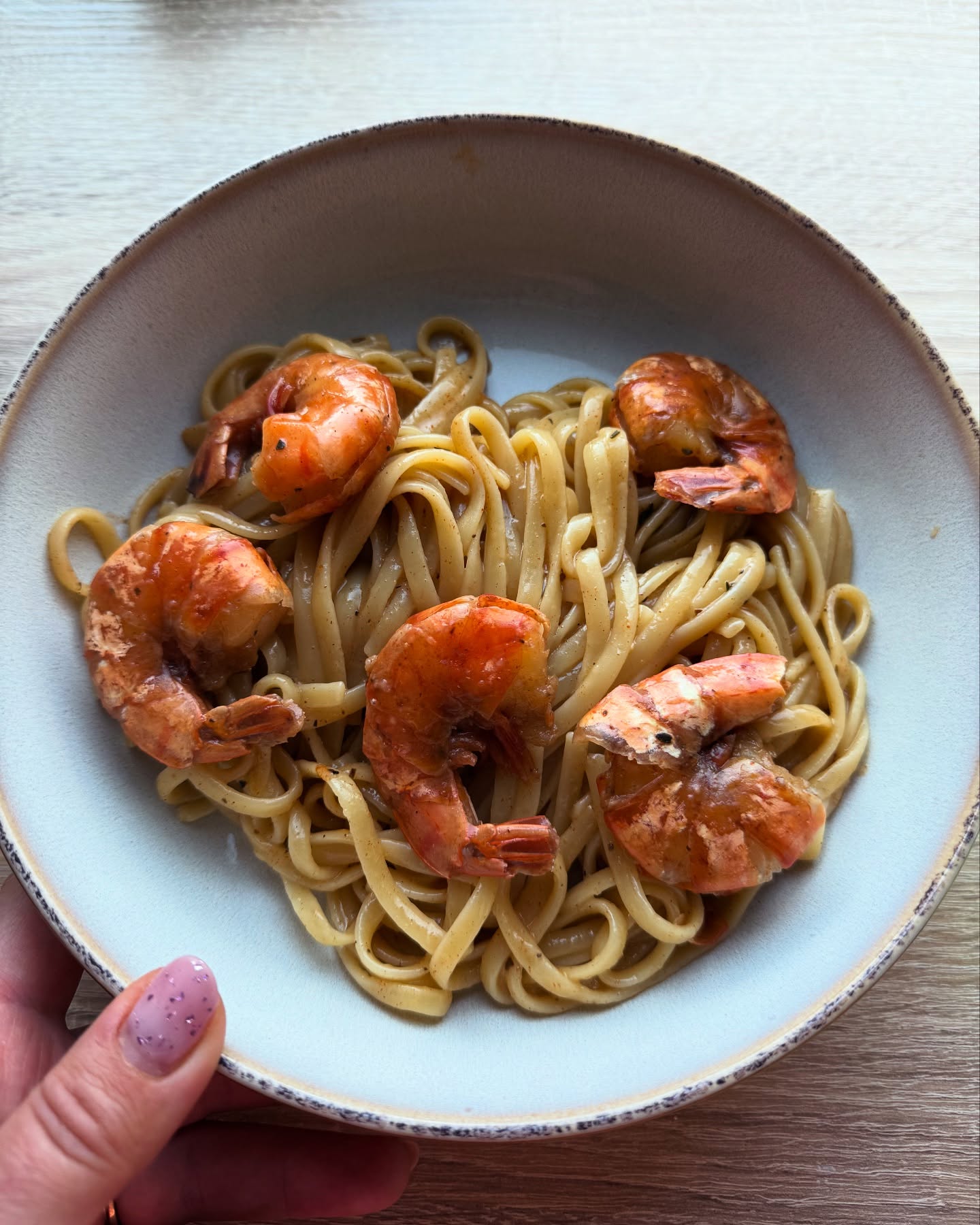 Linguine with Shrimp Recipe
Ingredients (for 2 medium servings, approximately 700 calories per serving):
* 500g uncooked shrimp (weighed)
* 150g uncooked/dried linguine
* 2 tablespoons seasoning of your choice
* 50g butter
Instructions:
1. Cook the Linguine:
* Bring a large pot of salted water to a boil.
* Add the linguine and cook according to package instructions until al dente.
* Reserve some pasta water before draining.
2. Cook the Shrimp:
* In a large pan, melt the butter over medium heat.
* Add the shrimp and sprinkle with the seasoning of your choice.
* Sauté for 2-3 minutes on each side until the shrimp turn pink.
3. Combine:
* Add the drained linguine to the pan with the shrimp.
* Pour in the reserved pasta water to create a light sauce, stirring gently to coat the pasta.
4. Serve:
* Plate the linguine with shrimp immediately.
* Garnish with fresh herbs, a squeeze of lemon, or grated cheese if desired.
Enjoy your delicious and simple linguine with shrimp!
Ingrediente (pentru 2 porții medii, aproximativ 700 de calorii per porție):
* 500 g creveți nefierți (cântăriți)
* 150 g linguine nefierte/uscate
* 2 linguri de condimente la alegere
* 50 g de unt
Instrucțiuni:
1. Gătiți linguine:
* Aduceți o oală mare cu apă sărată la fierbere.
* Adăugați linguine și gătiți-le conform instrucțiunilor de pe ambalaj până când sunt al dente.
* Păstrați puțină apă din apa de la paste înainte de a le scurge.
2. Gătiți creveții:
* Într-o tigaie mare, topiți untul la foc mediu.
* Adăugați creveții și presărați cu condimentele la alegere.
* Căliți timp de 2-3 minute pe fiecare parte, până când creveții devin roz.
3. Combinați:
* Adăugați linguine scurse în tigaie împreună cu creveții.
* Turnați apa de la paste păstrată pentru a crea un sos ușor, amestecând ușor pentru a acoperi pastele.
4. Porții:
* Așezați imediat creveții pe farfurie.
* Decorați cu ierburi proaspete, puțină lămâie sau brânză rasă, dacă doriți.
Savurați delicioasele și simple linguine cu creveți!